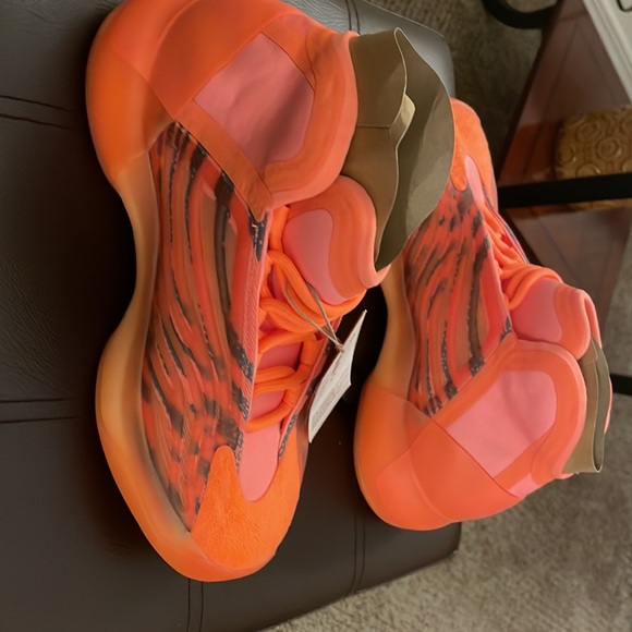 2023
Yeezy Quantum 'Hi-Res Orange Men's size 5 brand new - never worn - Picture 2 of 8